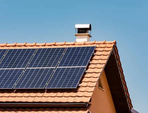 Casa com painéis solares instalados no telhado