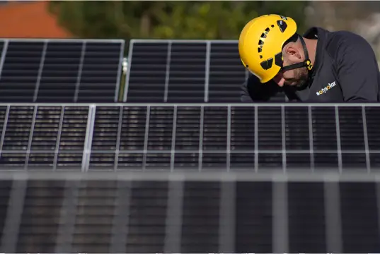 Instalador SotySolar a efectuar uma instalação fotovoltaica numa casa