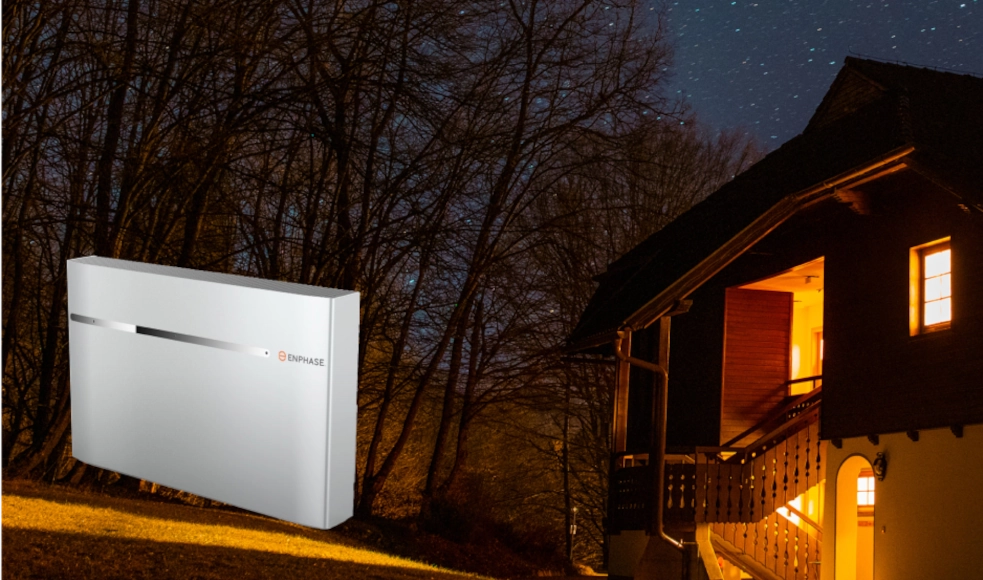 Imagem de um céu noturno com uma casa com as luzes acesas e uma bateria