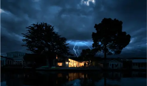 Vivienda con las luces encencidad por la noche