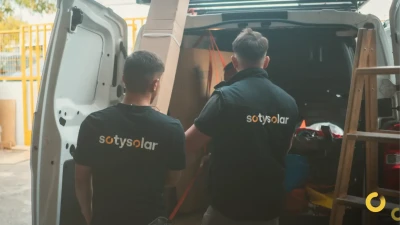 É melhor contratar uma instalação solar com uma empresa especializada ou com o meu comercializador de energia atual?